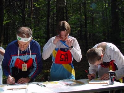 Grup de corredors estudiant el mapa previ a la carrera